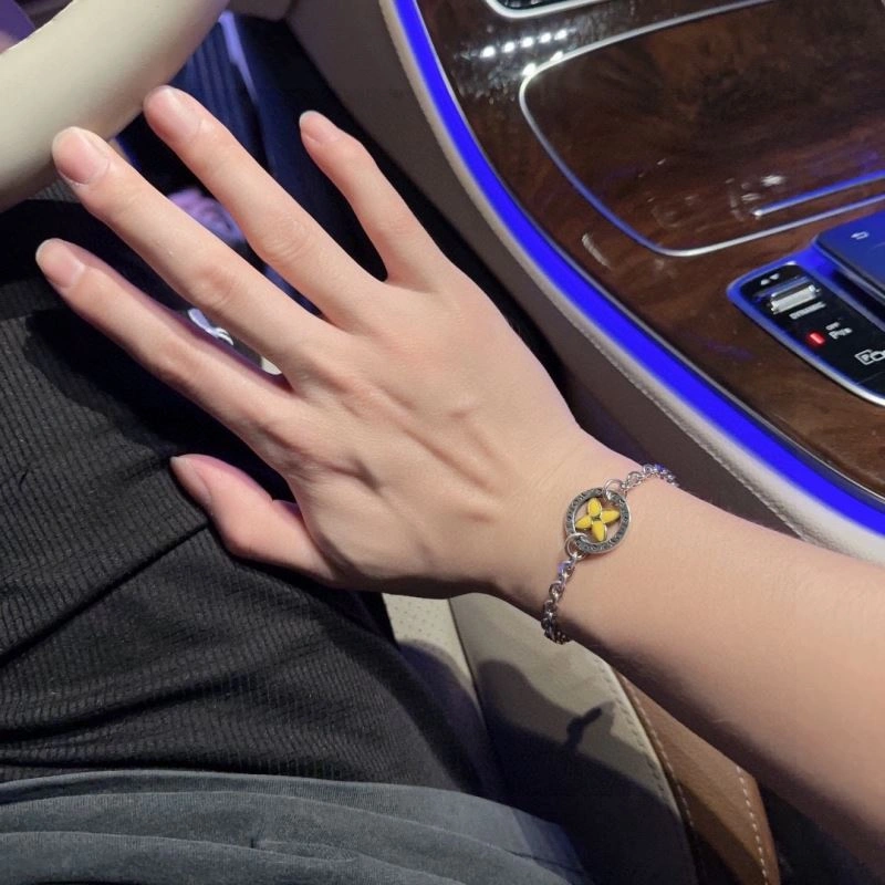 Effortless Louis Vuitton Bracelets 250870