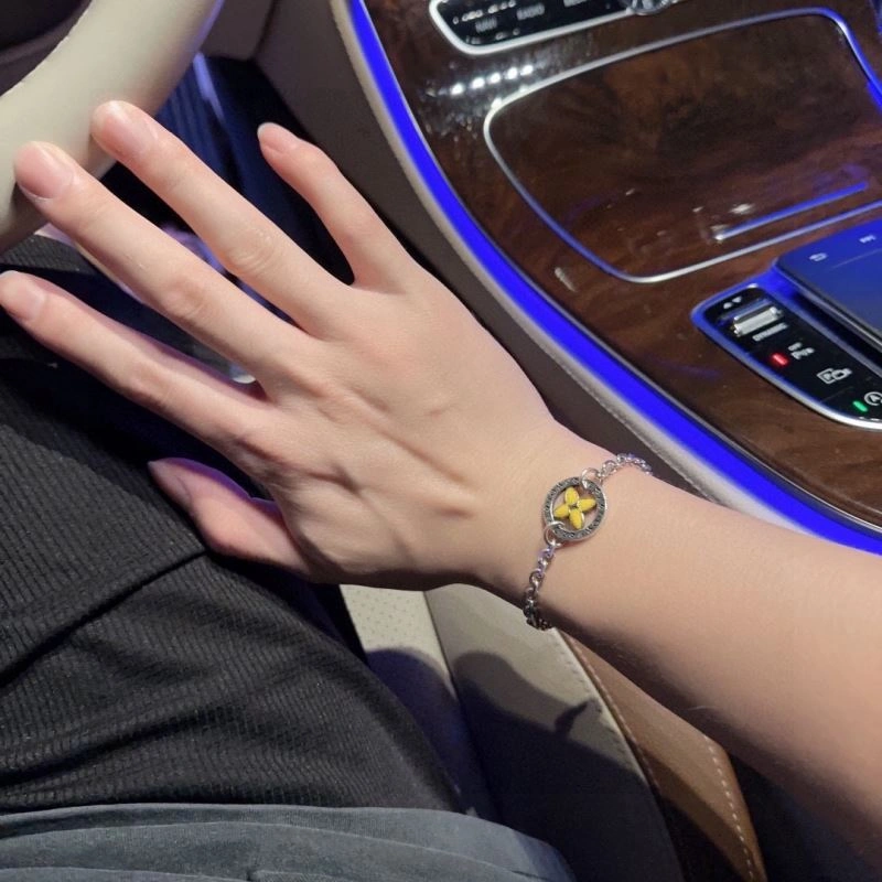 Effortless Louis Vuitton Bracelets 250870