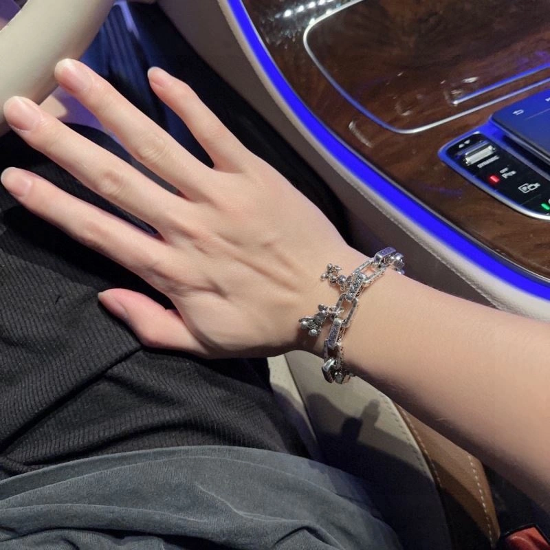 Louis Vuitton Bracelets Lightweight 250886