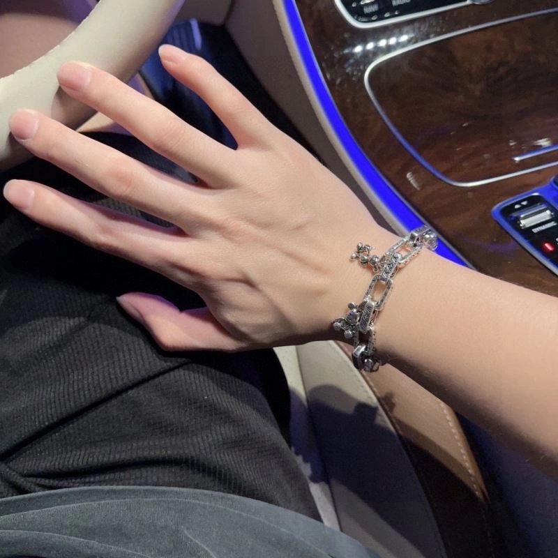 Louis Vuitton Bracelets Lightweight 250886