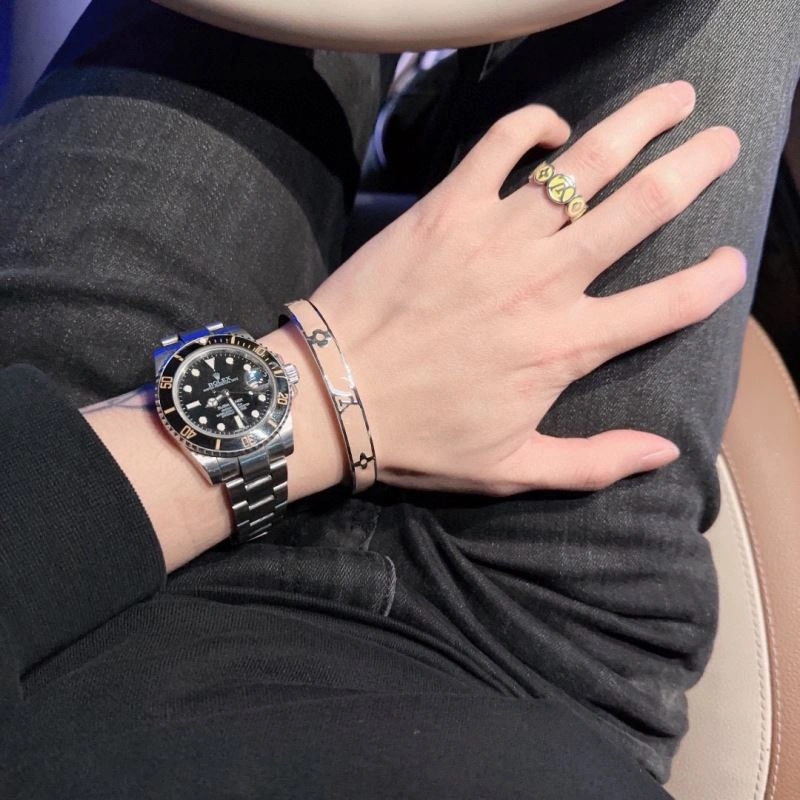 Louis Vuitton Bracelets Neat 250874