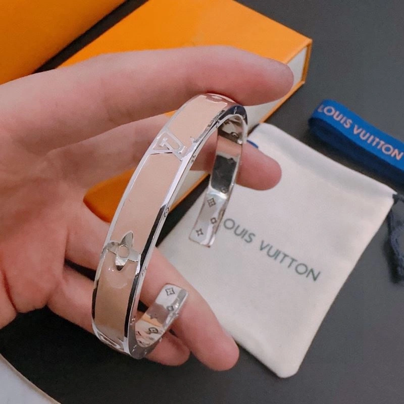 Louis Vuitton Bracelets Neat 250874