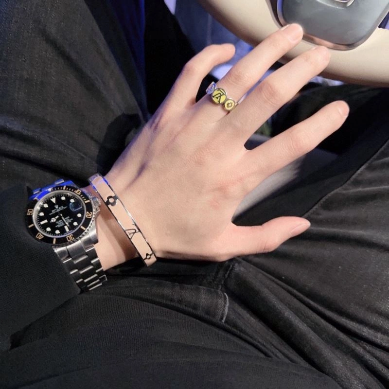 Louis Vuitton Bracelets Neat 250874