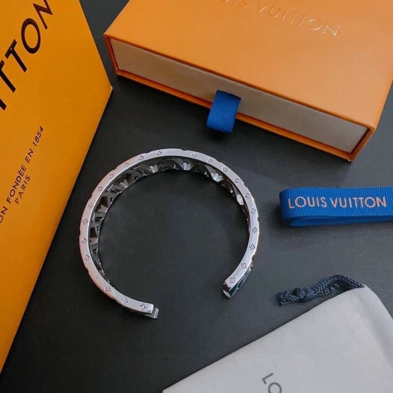Louis Vuitton Bracelets Sleek 250860