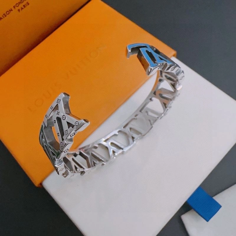 Louis Vuitton Bracelets Sleek 250860