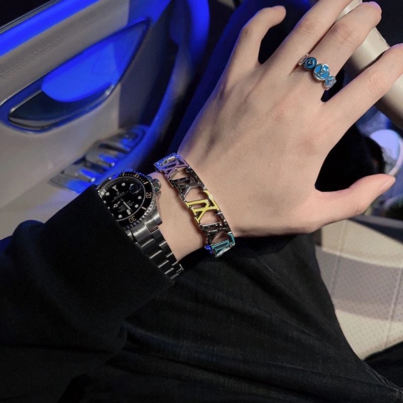 Louis Vuitton Bracelets Sleek 250860