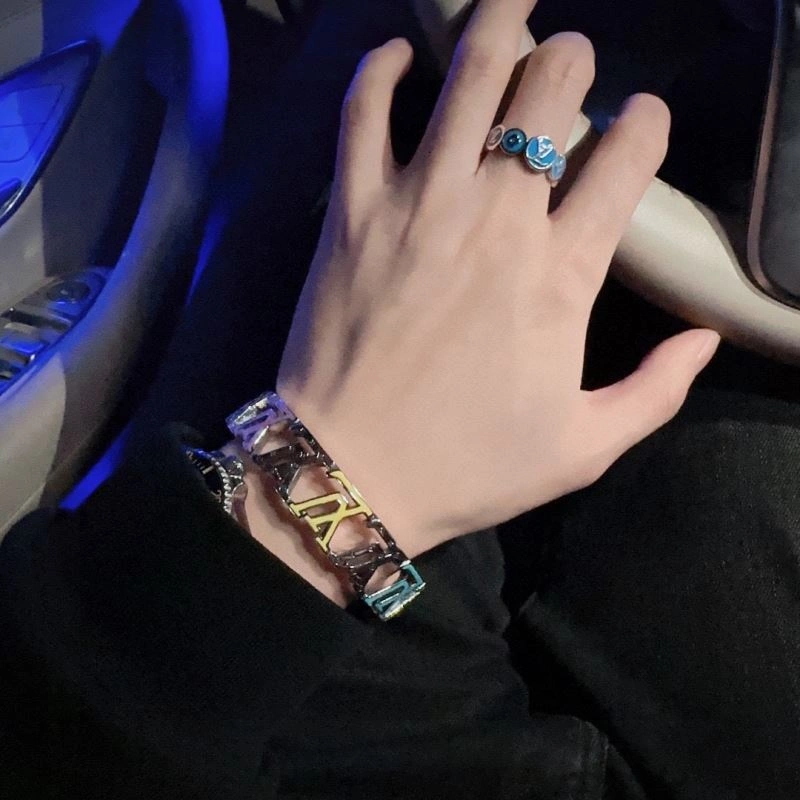 Louis Vuitton Bracelets Sleek 250860