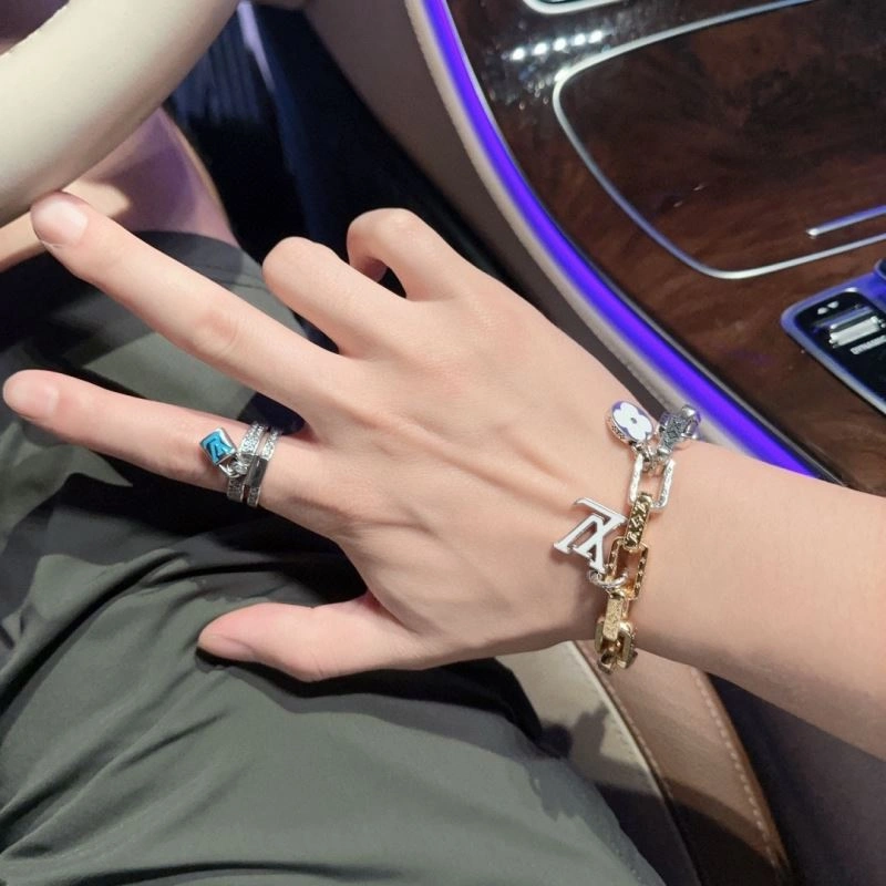 Louis Vuitton Bracelets Trendy 250844