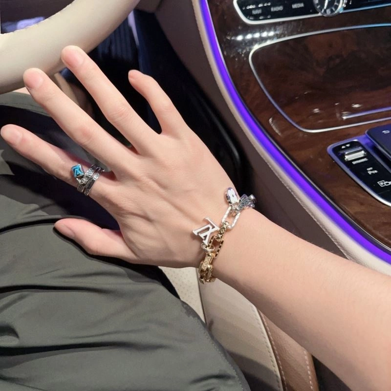 Louis Vuitton Bracelets Trendy 250844