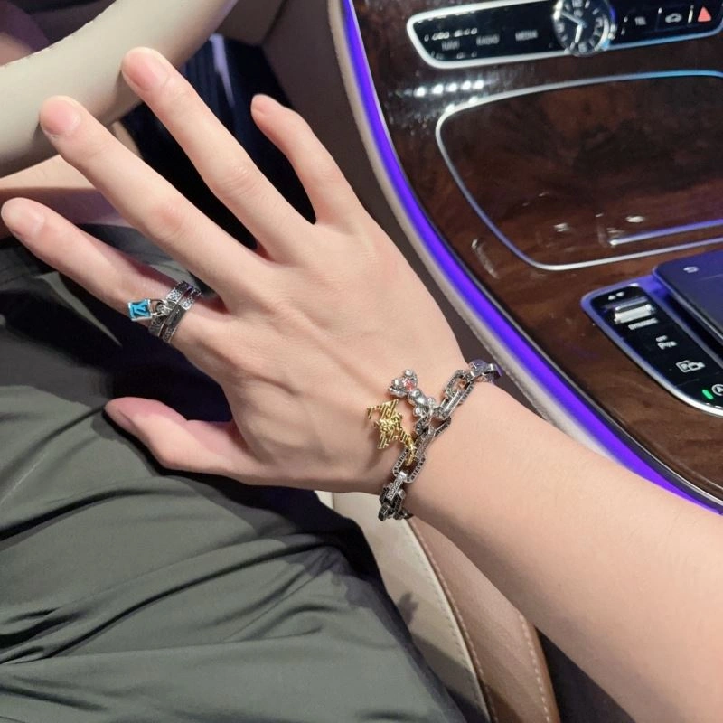 Lightweight Louis Vuitton Bracelets 250834