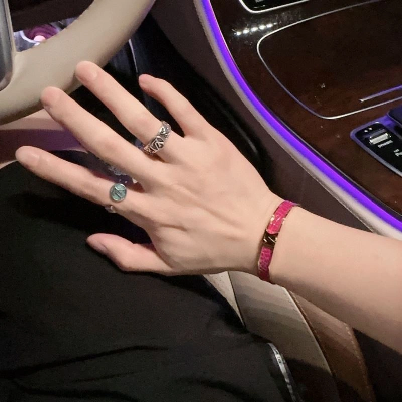 Louis Vuitton Bracelets Modern 250838