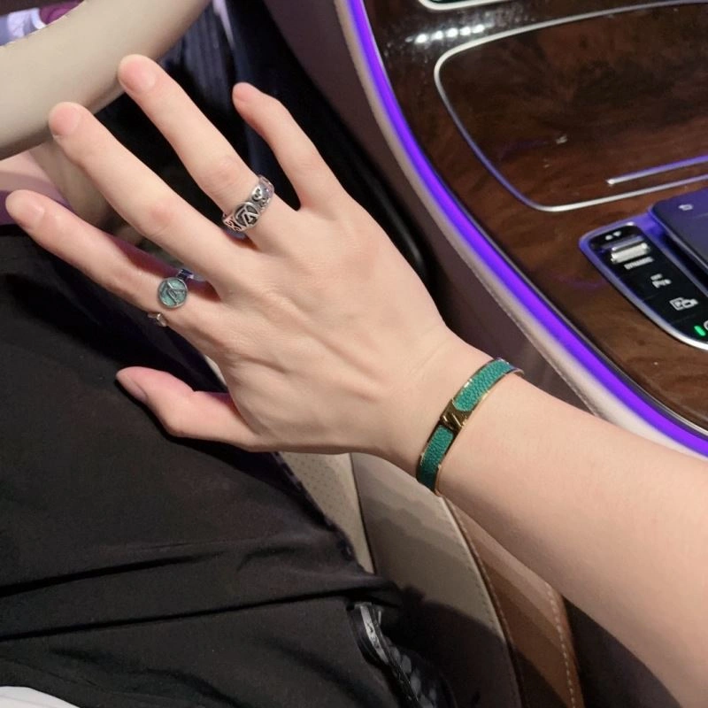 Neat Louis Vuitton Bracelets 250837