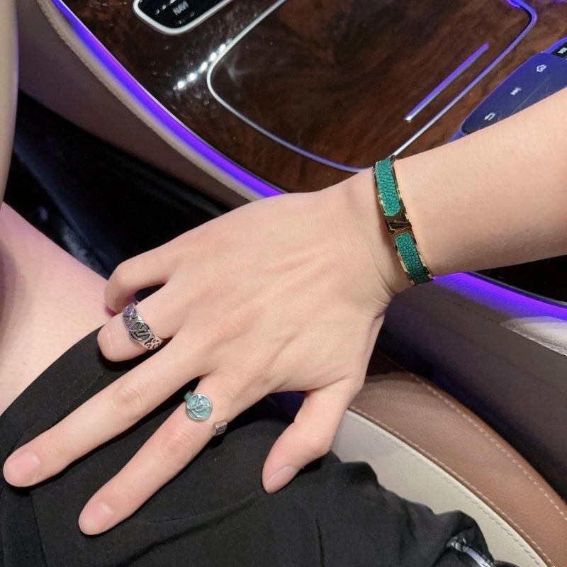 Neat Louis Vuitton Bracelets 250837