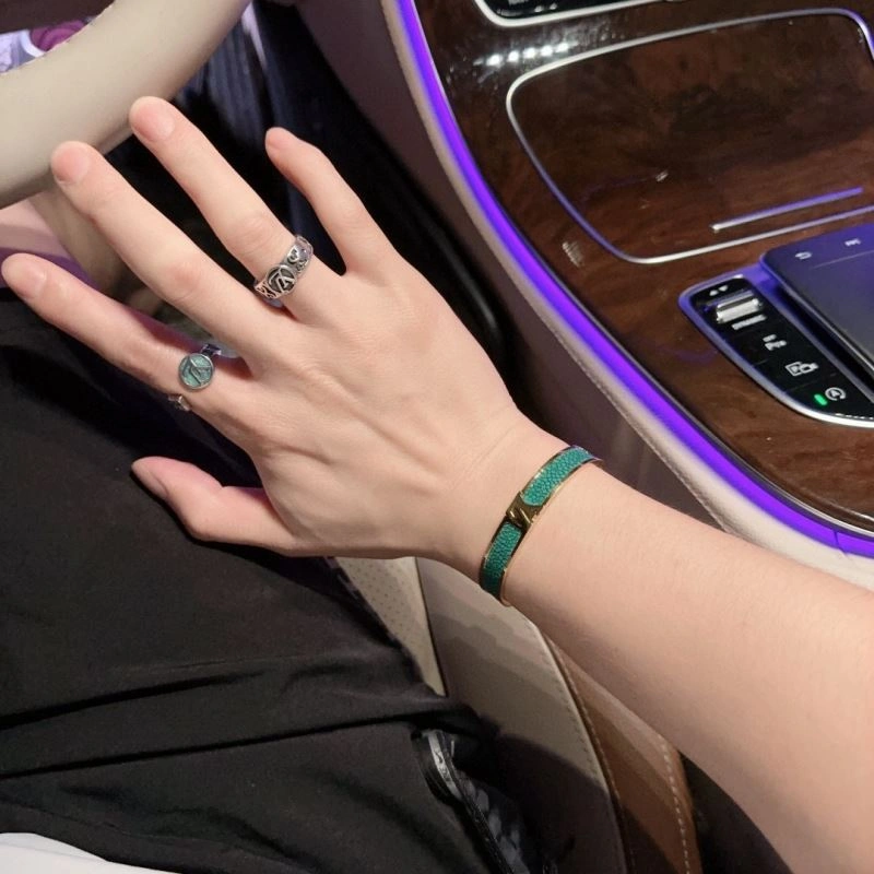 Neat Louis Vuitton Bracelets 250837