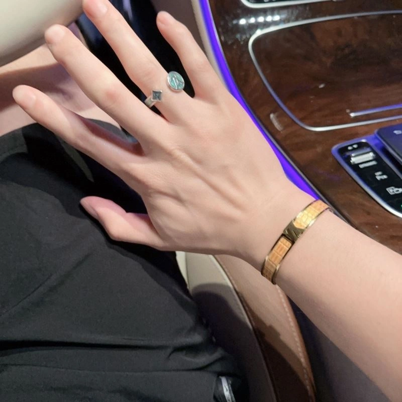 Breathable Louis Vuitton Bracelets 250840