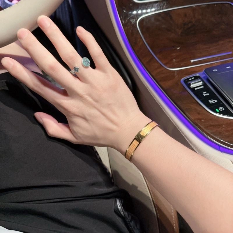Breathable Louis Vuitton Bracelets 250840