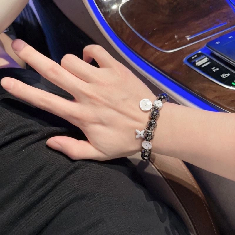 Louis Vuitton Bracelets Snug 250819