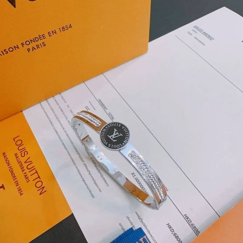 Premium Louis Vuitton Bracelets 250787
