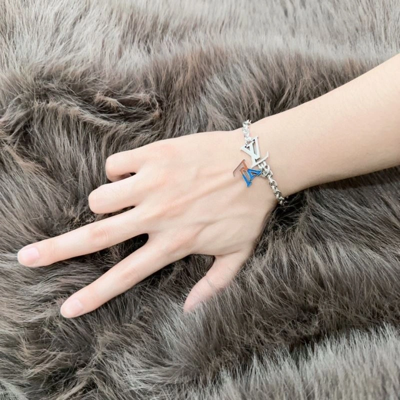 MultiPurpose Louis Vuitton Bracelets 250786