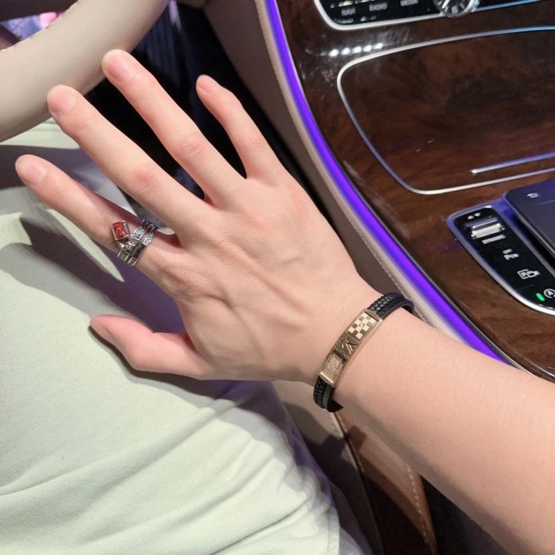 WrinkleFree Louis Vuitton Bracelets 250782
