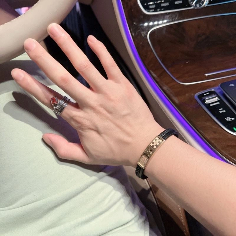 WrinkleFree Louis Vuitton Bracelets 250782
