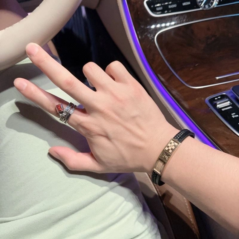 WrinkleFree Louis Vuitton Bracelets 250782