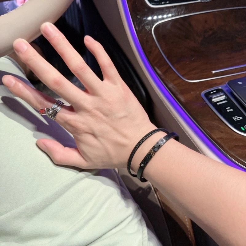 Effortless Louis Vuitton Bracelets 250781