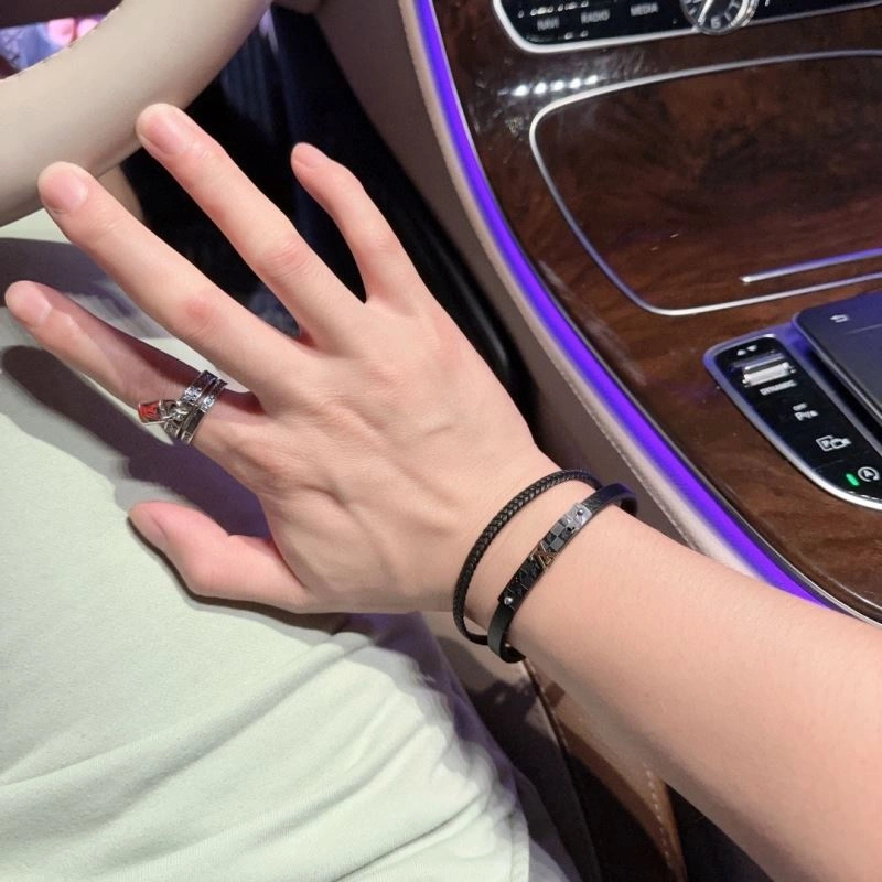 Effortless Louis Vuitton Bracelets 250781
