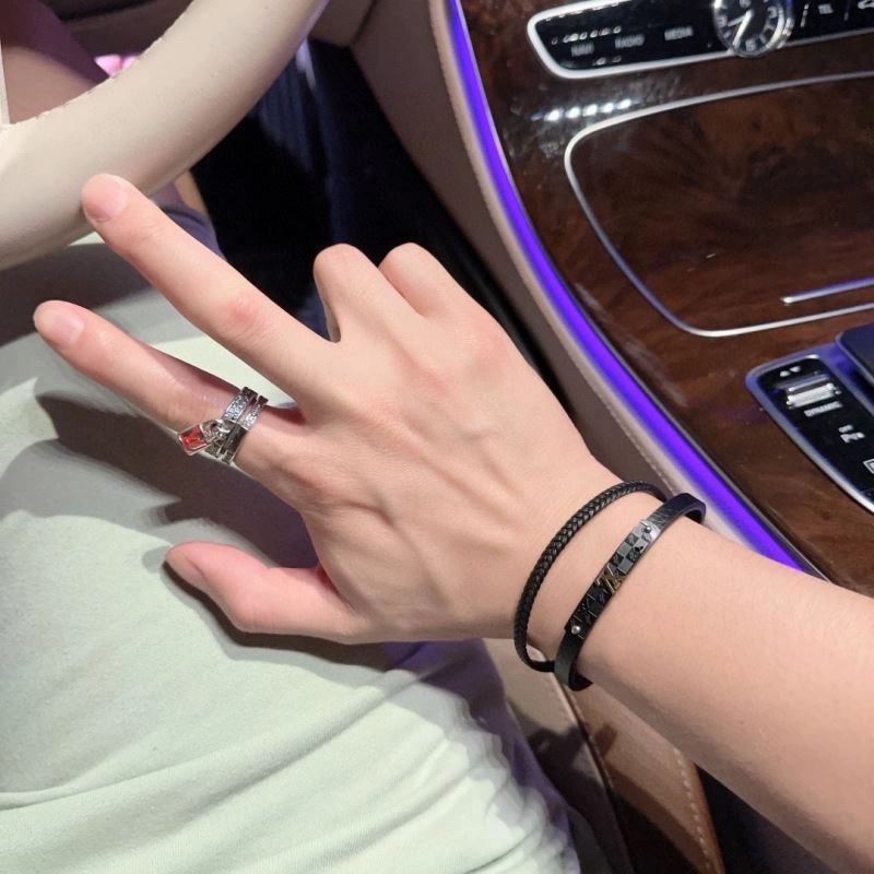 Effortless Louis Vuitton Bracelets 250781