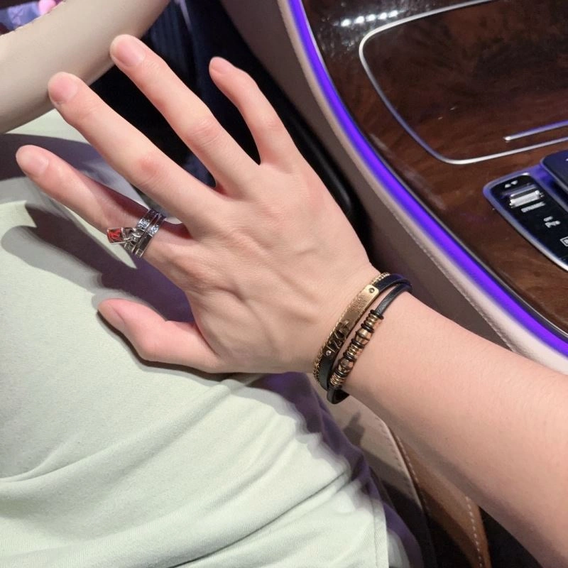 Louis Vuitton Bracelets Cozy 250779