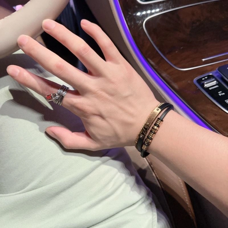 Louis Vuitton Bracelets Cozy 250779