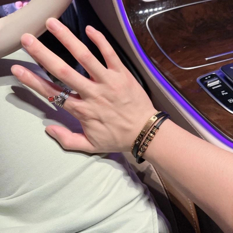 Louis Vuitton Bracelets Cozy 250779