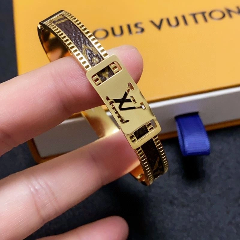 SmoothTexture Louis Vuitton Bracelets 250770