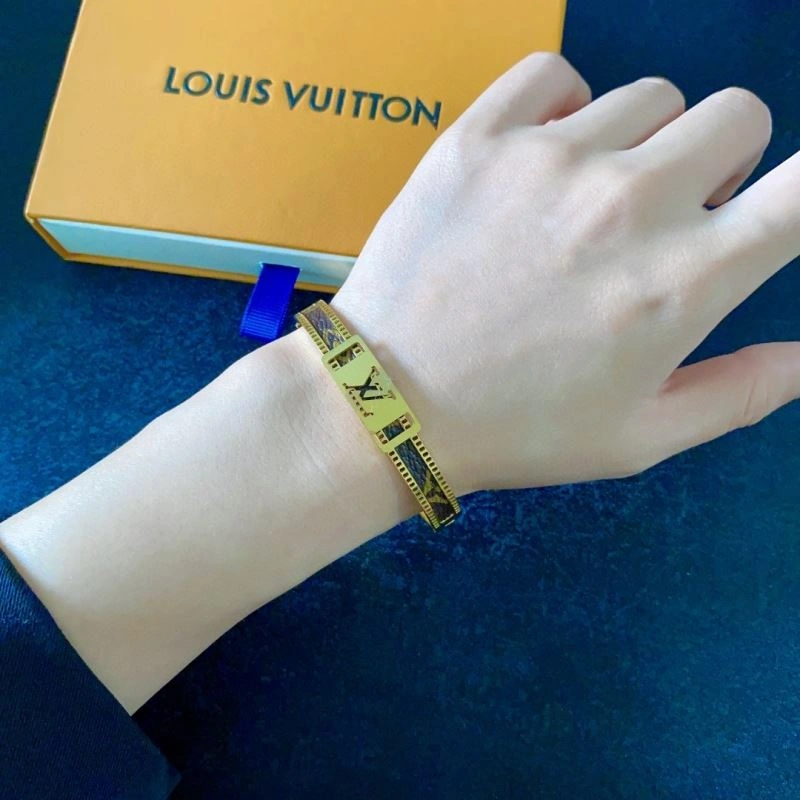SmoothTexture Louis Vuitton Bracelets 250770