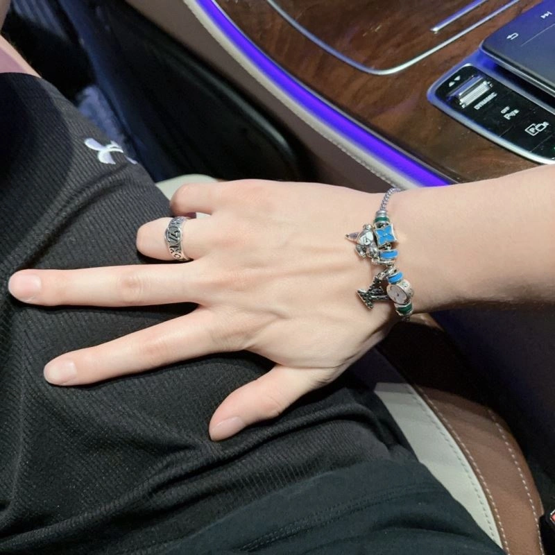 SoftTouch Louis Vuitton Bracelets 250752