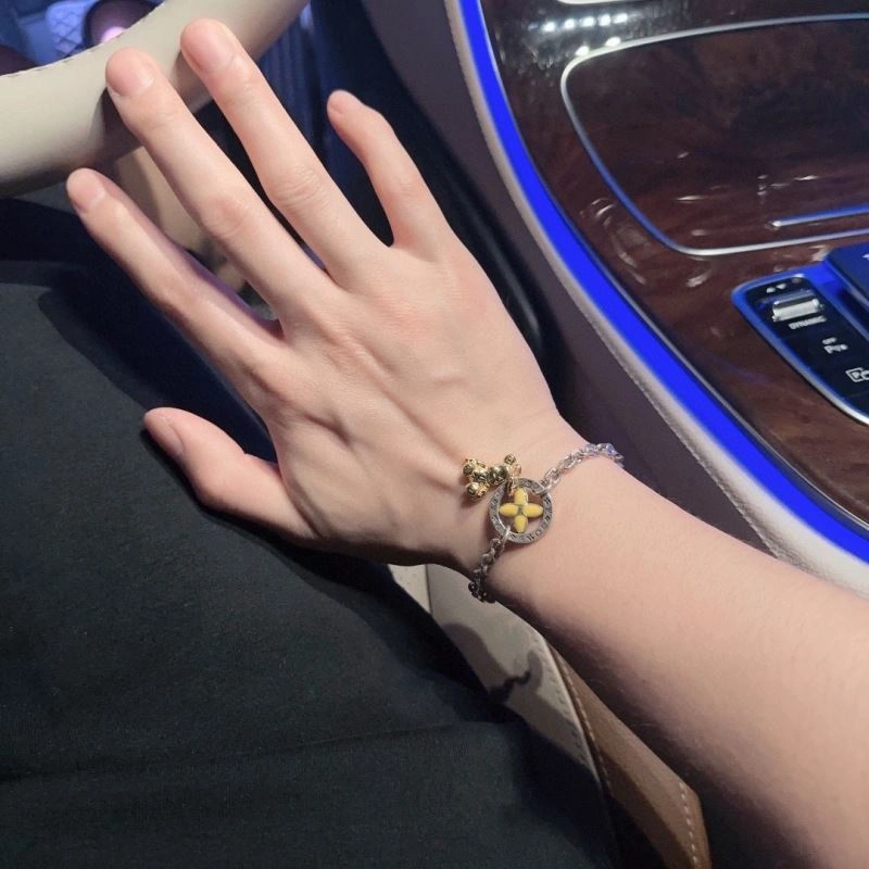 Louis Vuitton Bracelets Elegant 250761