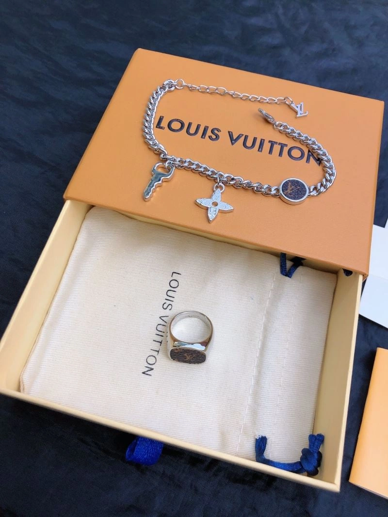 StreetReady Louis Vuitton Bracelets 250744