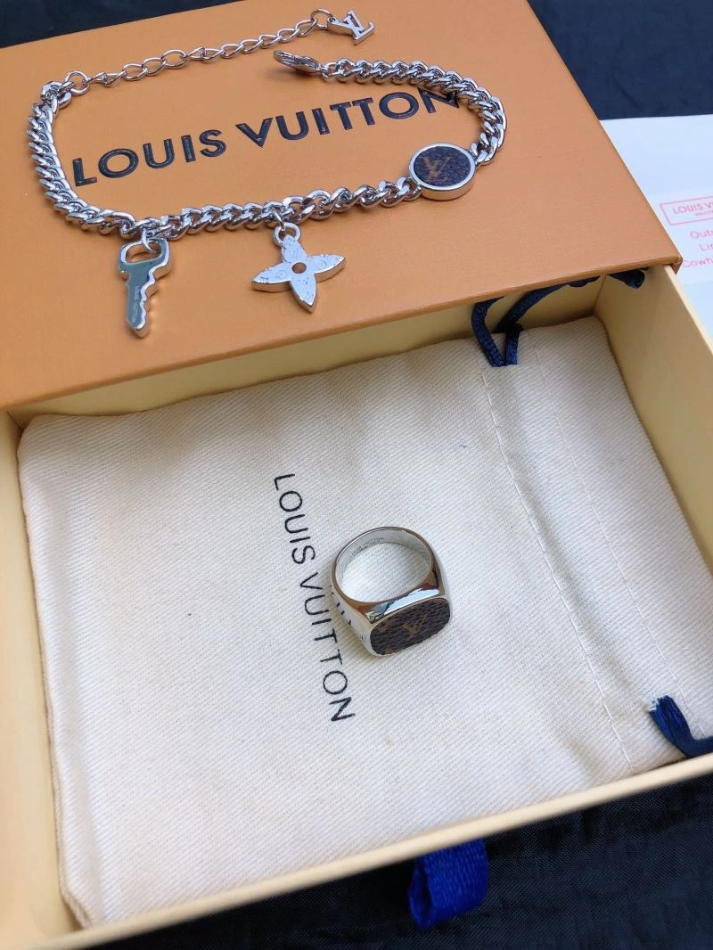 StreetReady Louis Vuitton Bracelets 250744