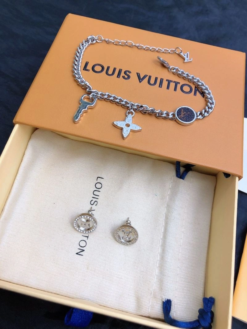 StreetReady Louis Vuitton Bracelets 250744