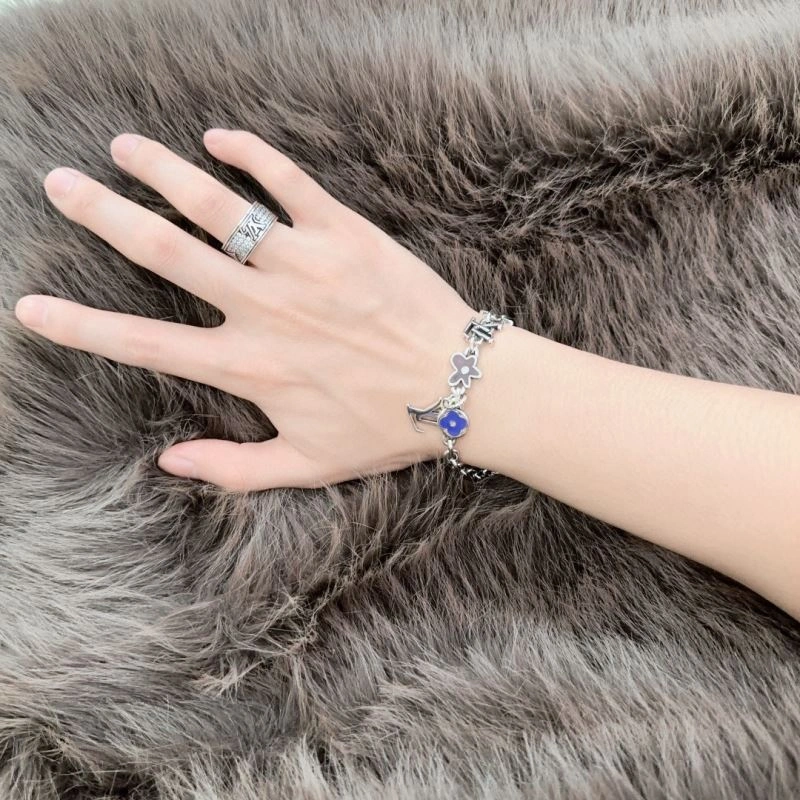 Louis Vuitton Bracelets Sporty 250728