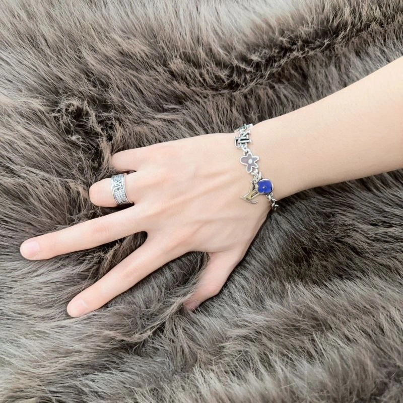 Louis Vuitton Bracelets Sporty 250728