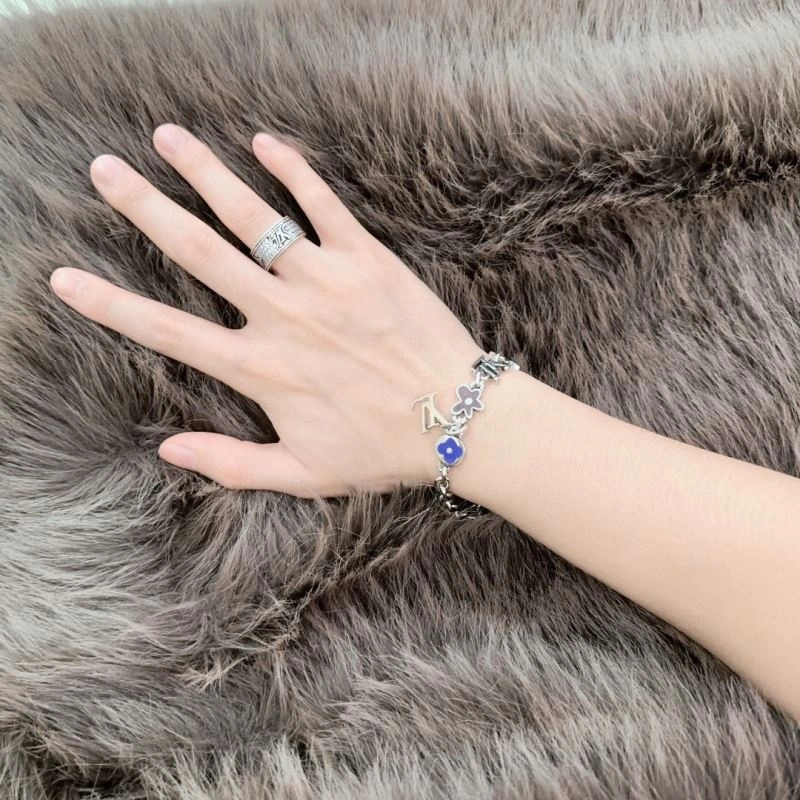 Louis Vuitton Bracelets Sporty 250728