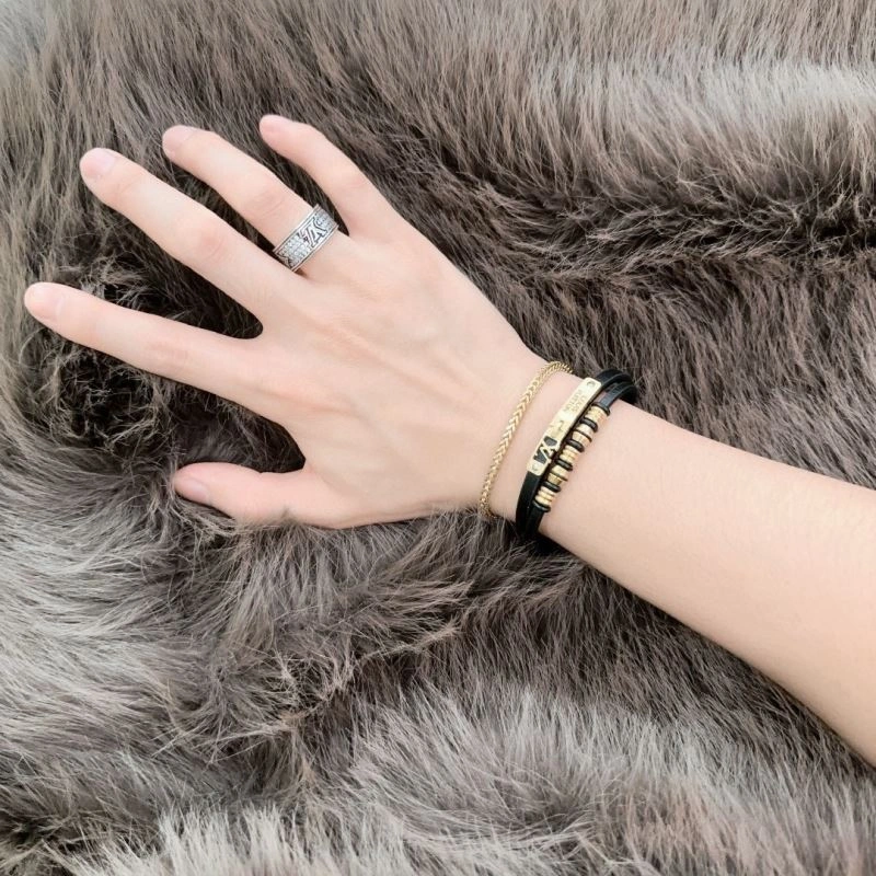 Louis Vuitton Bracelets Neat 250708