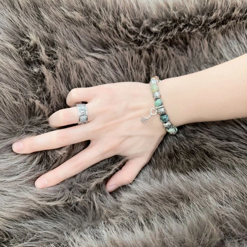 Sleek Louis Vuitton Bracelets 250702