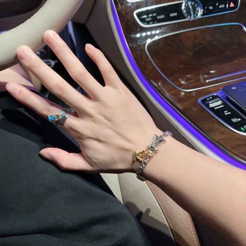 WrinkleFree Louis Vuitton Bracelets 250713