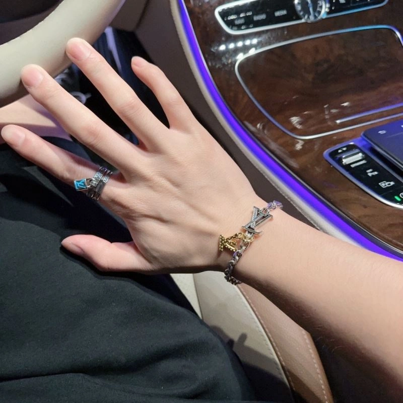WrinkleFree Louis Vuitton Bracelets 250713