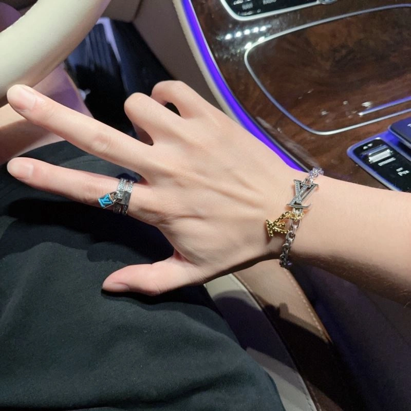WrinkleFree Louis Vuitton Bracelets 250713