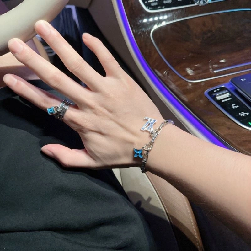 SmoothTexture Louis Vuitton Bracelets 250720