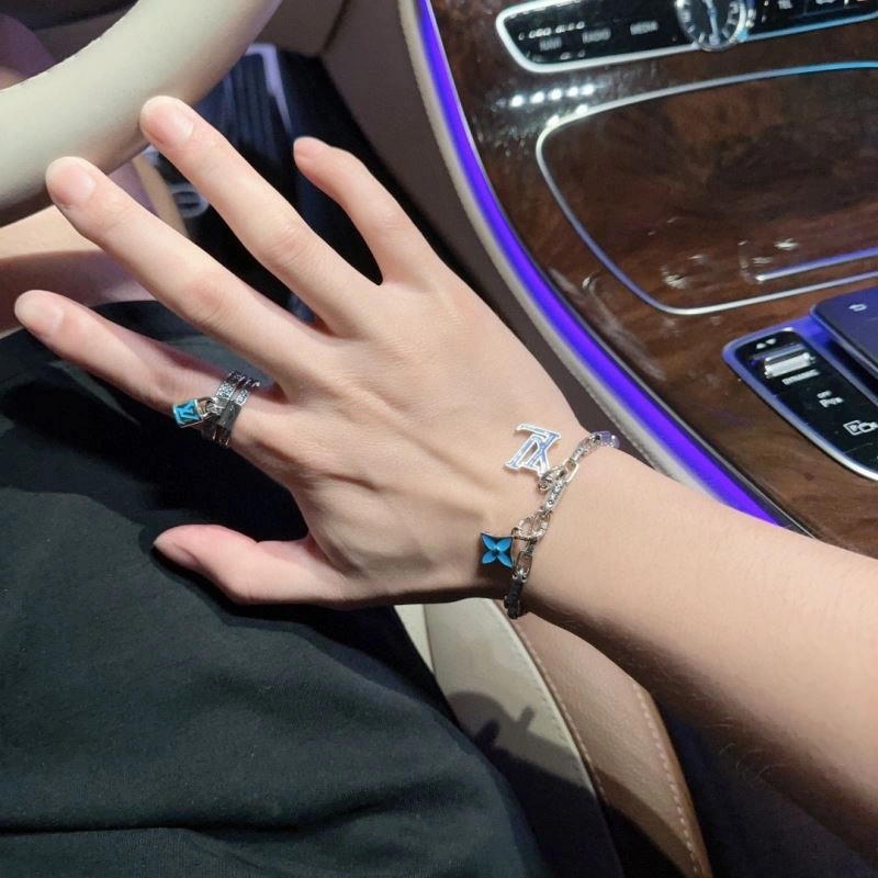 SmoothTexture Louis Vuitton Bracelets 250720