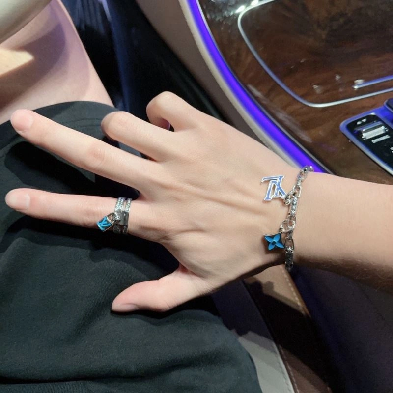 SmoothTexture Louis Vuitton Bracelets 250720